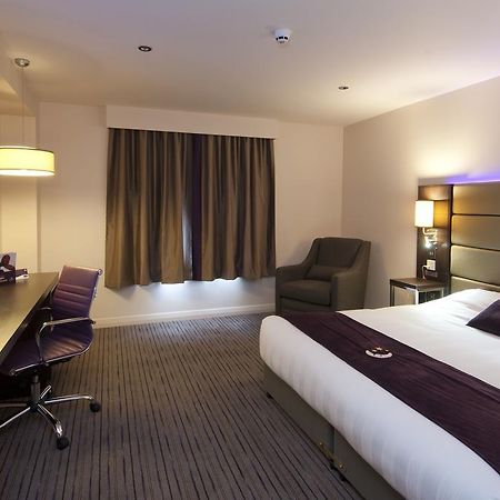 Premier Inn London Romford Central Экстерьер фото