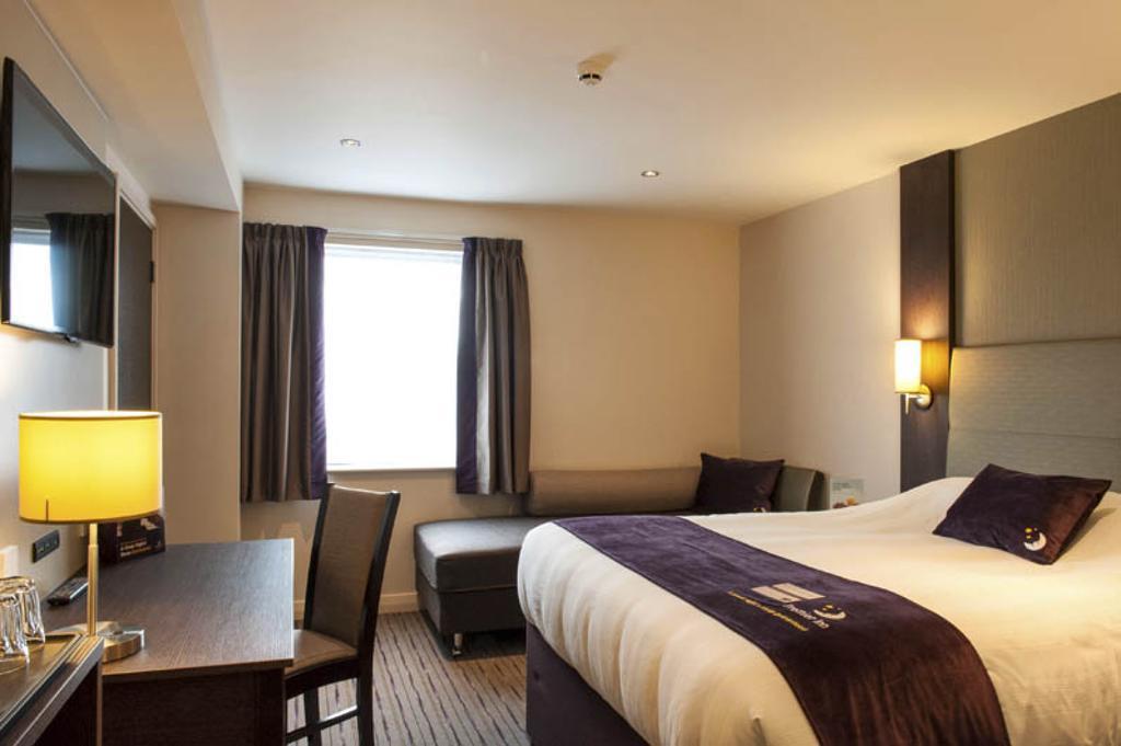 Premier Inn London Romford Central Номер фото