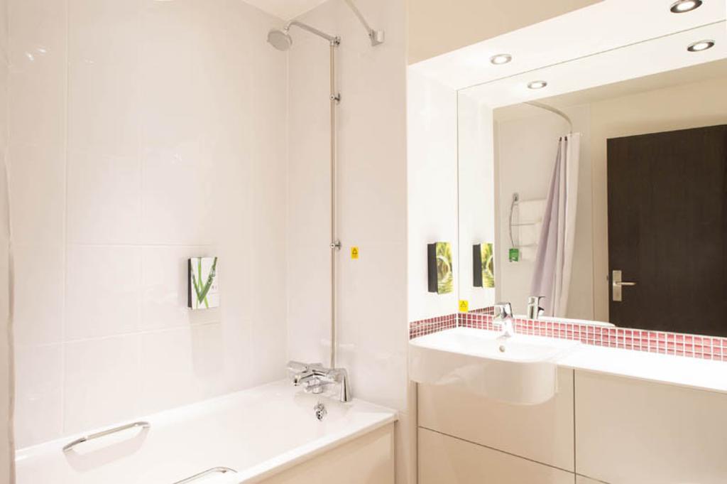 Premier Inn London Romford Central Номер фото