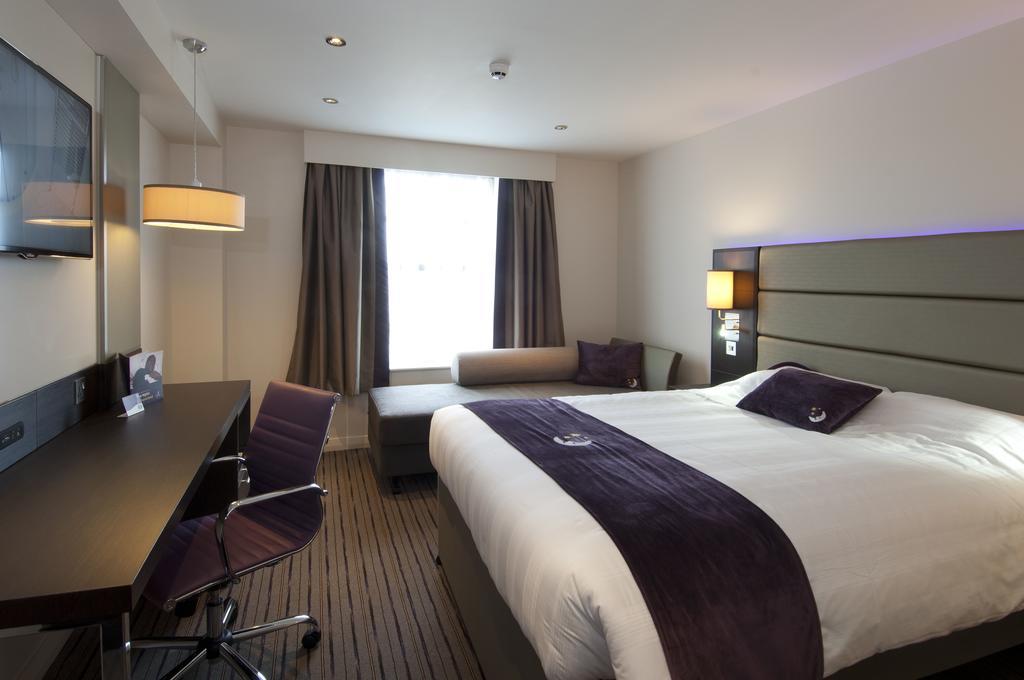 Premier Inn London Romford Central Номер фото