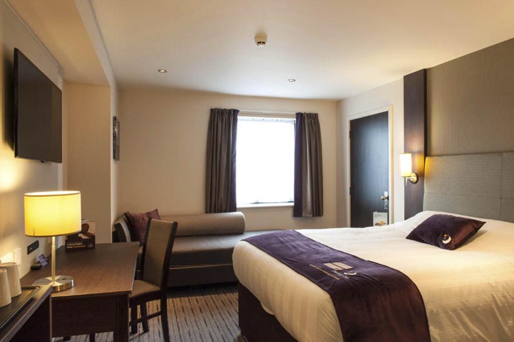 Premier Inn London Romford Central Номер фото