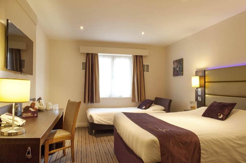 Premier Inn London Romford Central Номер фото