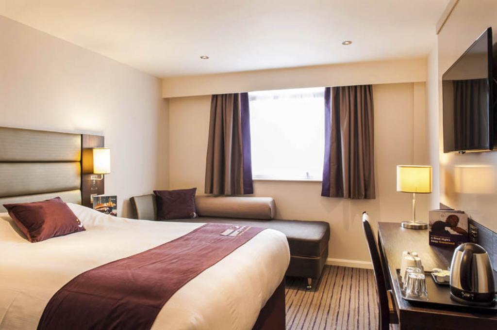 Premier Inn London Romford Central Экстерьер фото