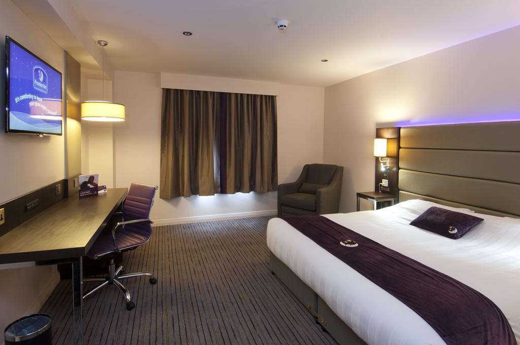 Premier Inn London Romford Central Экстерьер фото