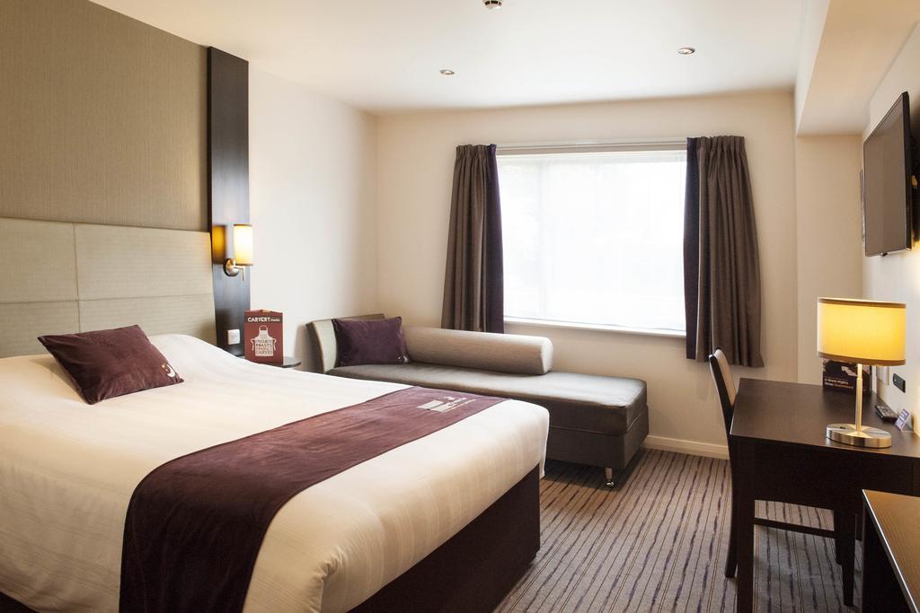 Premier Inn London Romford Central Экстерьер фото