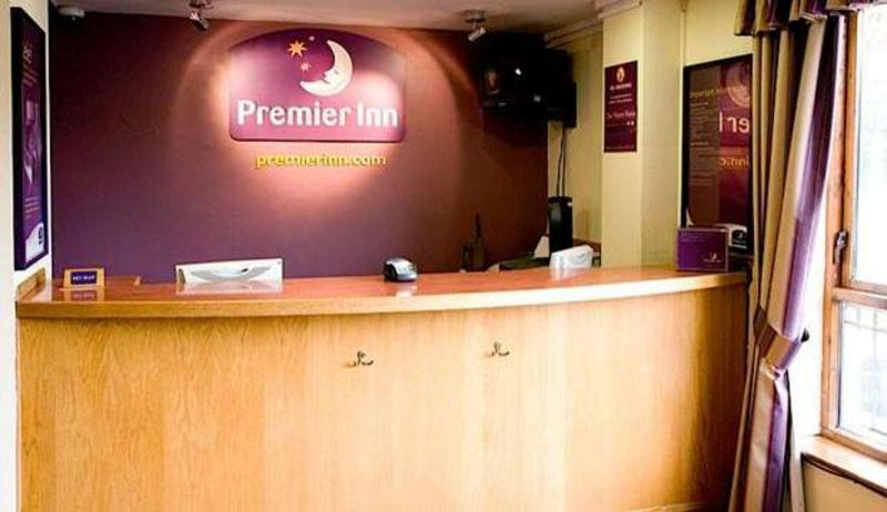 Premier Inn London Romford Central Экстерьер фото