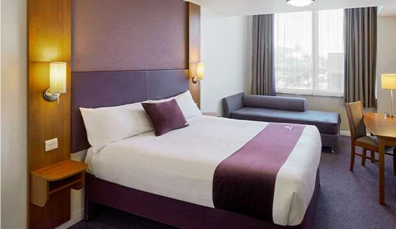 Premier Inn London Romford Central Экстерьер фото